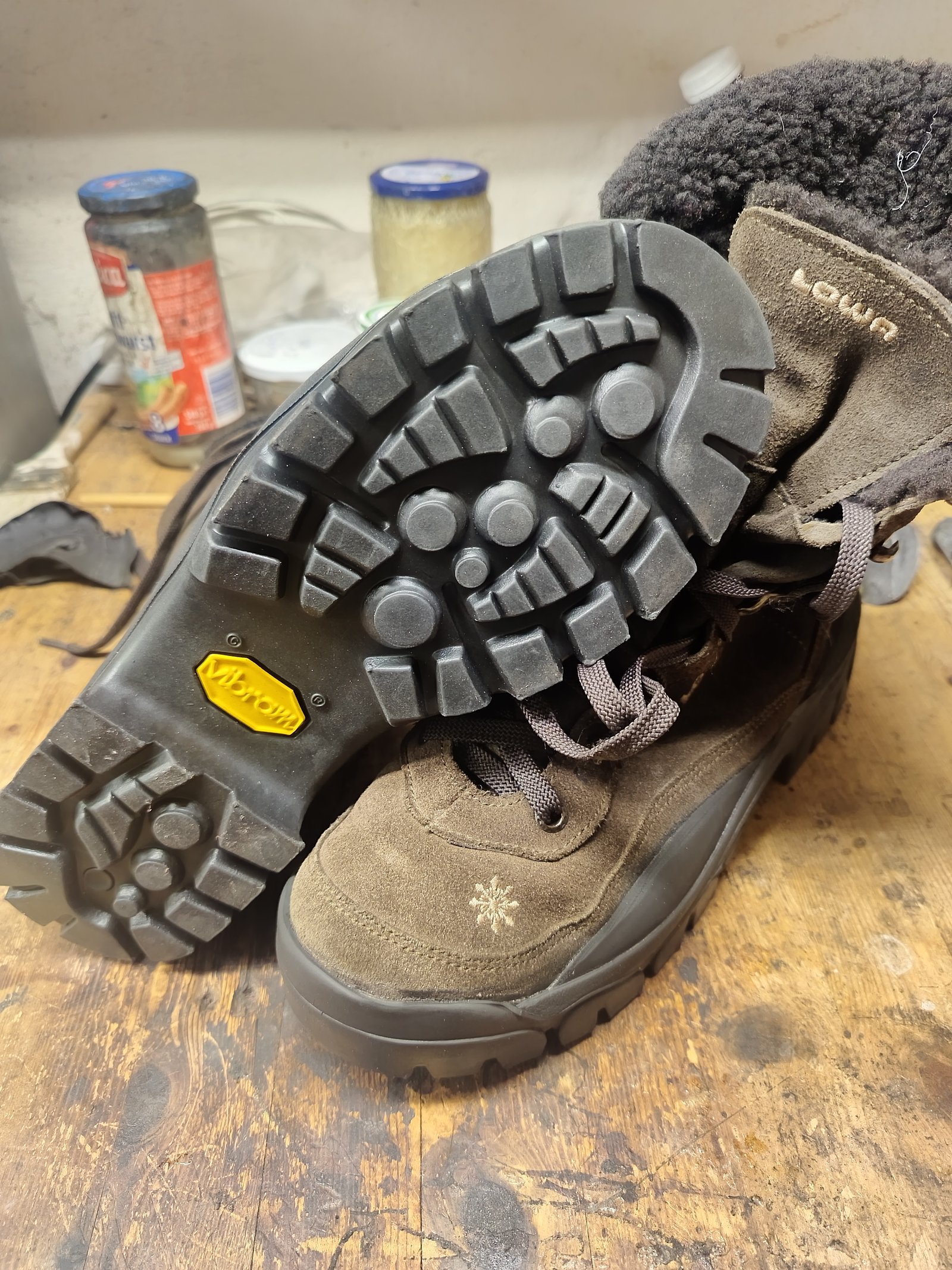 Trekkingschuh besohlt – Handarbeit Marburg